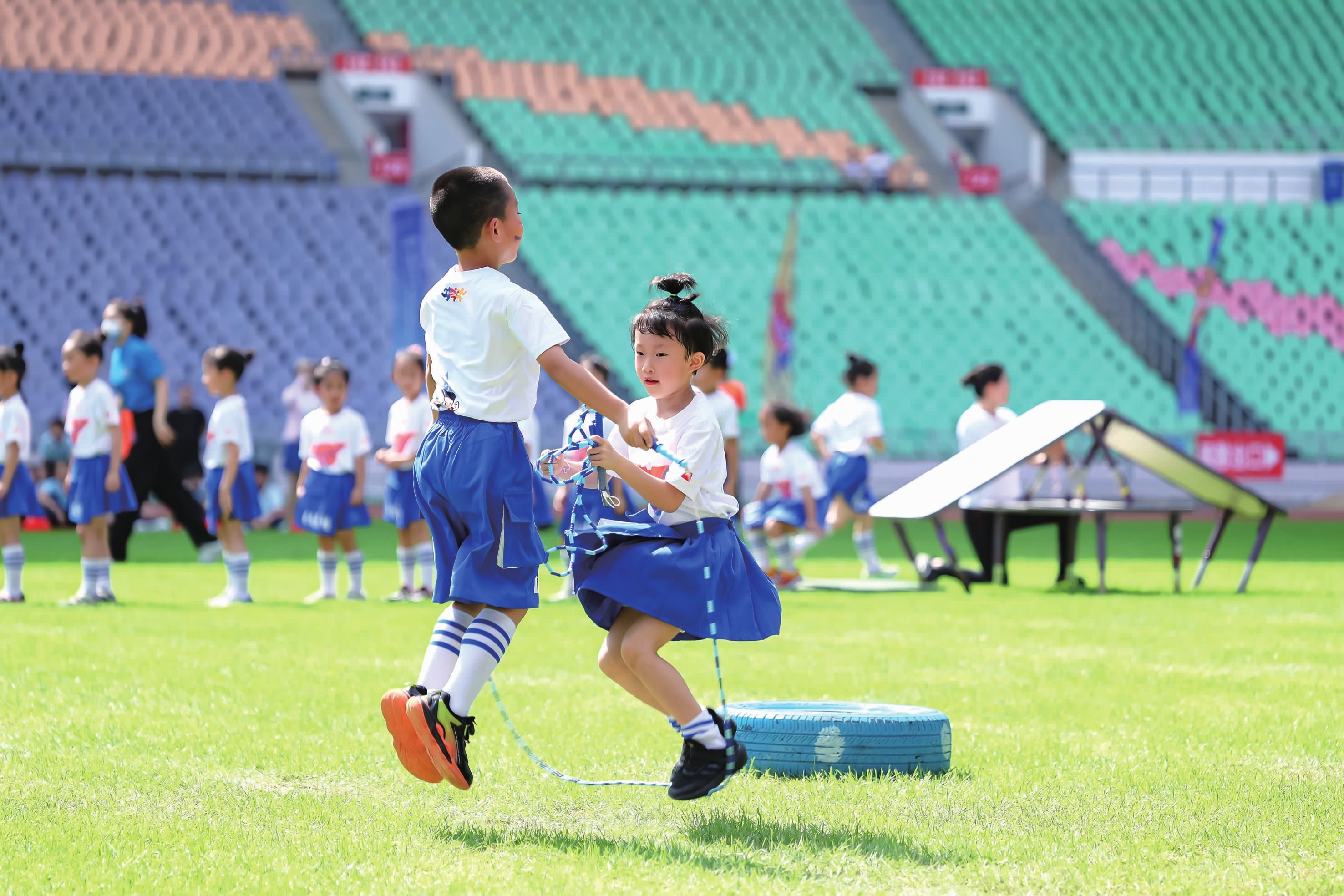 关键的胜利！快船客场战胜尼克斯，排名重回西部第六。